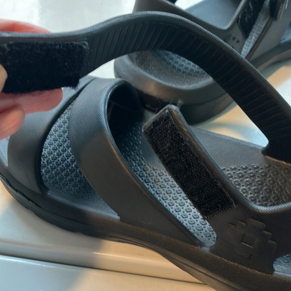 Essentials by Muk Luks black rubber sandals Velcro size 7-8 women’s - Picture 6 of 8